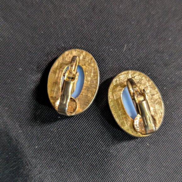 Vintage Blue Cameo Clip-On Earrings Gold-Tone Retro Jewelry Oval Design Women - Picture 7 of 9